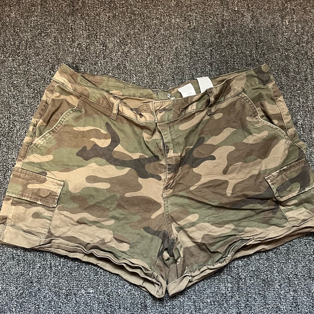 Camouflage shorts-Size 16-Mid rise-Time and True